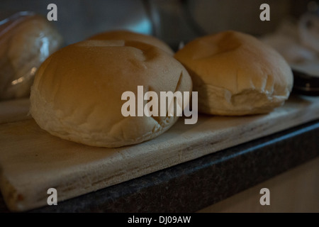 Arbeitsplatte Brötchen frische weiße weiche ungeschnitten Arbeitsplatte Stockfoto