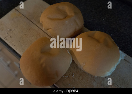 Arbeitsplatte Brötchen frische weiße weiche ungeschnitten Arbeitsplatte Stockfoto