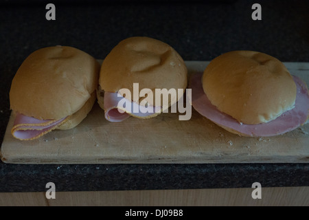 drei weiße weiche frische Schinken Brötchen Stockfoto