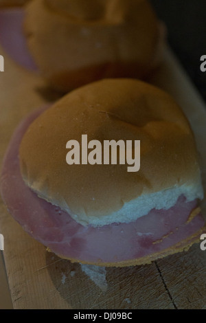 drei weiße weiche frische Schinken Brötchen Stockfoto