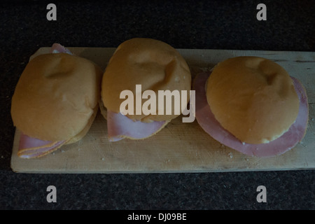 drei weiße weiche frische Schinken Brötchen Stockfoto