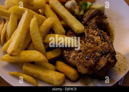 frische Lebensmittel, die gut gemacht Fleisch Soße Pommes Chips Platte Stockfoto