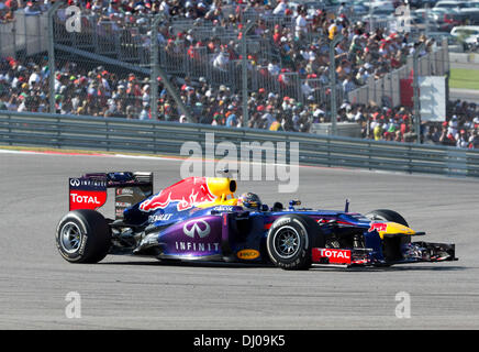 Sebastian Vettel von Red Bull Racing in der Formel 1 US-Grand Prix auf dem Circuit of the Americas verfolgen in der Nähe von Austin, TX. Stockfoto