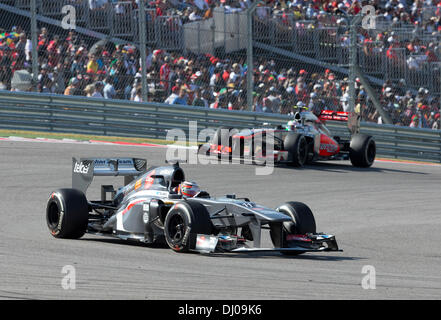 Treiber zu lenken ihre Formel1 Autos Throughf Kurve eins während des US-Grand-Prix auf dem Circuit of the Americas in der Nähe von Austin TX Stockfoto