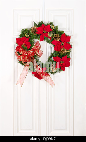Weihnachtskranz Blume hängen weiße Tür Stockfoto