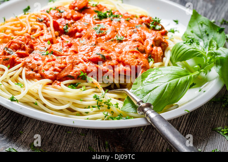 Spaghetti Bolognese mit Garnelen und Basilikum Stockfoto