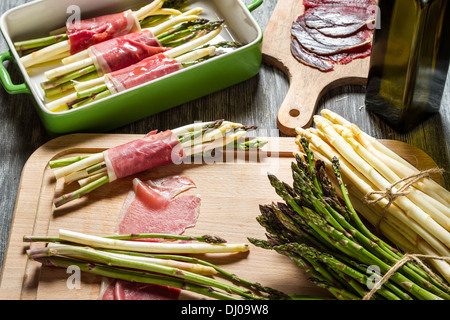 Zubereitung Spargel mit Schinken Stockfoto