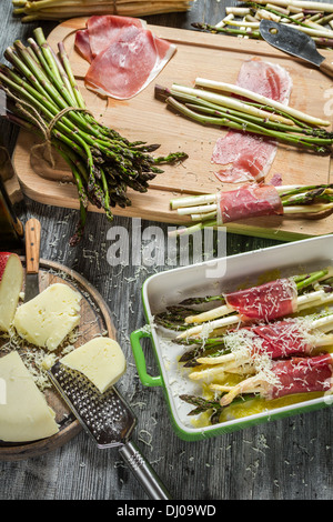 Vorbereitungen für den Bräter mit Spargel und Käse Stockfoto