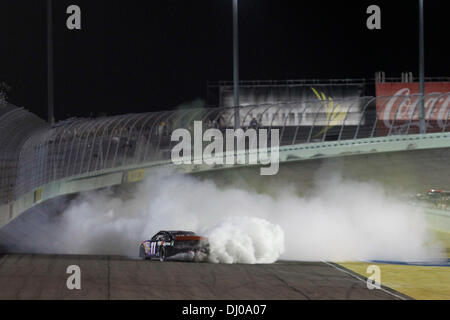 Homestead, FL, USA. 17. November 2013. Homestead, FL - 17. November 2013: Denny Hamlin (11) gewinnt die Ford EcoBoost-400 auf dem Homestead-Miami Speedway in Homestead, FL. © Csm/Alamy Live-Nachrichten Stockfoto