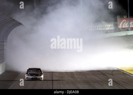 Homestead, FL, USA. 17. November 2013. Homestead, FL - 17. November 2013: Denny Hamlin (11) gewinnt die Ford EcoBoost-400 auf dem Homestead-Miami Speedway in Homestead, FL. © Csm/Alamy Live-Nachrichten Stockfoto