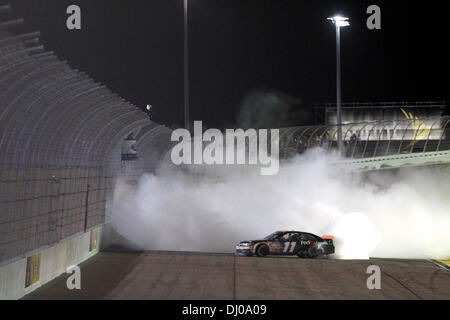 Homestead, FL, USA. 17. November 2013. Homestead, FL - 17. November 2013: Denny Hamlin (11) gewinnt die Ford EcoBoost-400 auf dem Homestead-Miami Speedway in Homestead, FL. © Csm/Alamy Live-Nachrichten Stockfoto