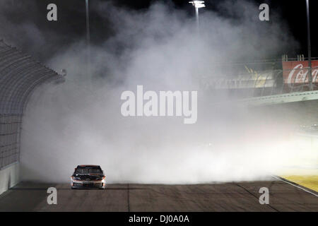 Homestead, FL, USA. 17. November 2013. Homestead, FL - 17. November 2013: Denny Hamlin (11) gewinnt die Ford EcoBoost-400 auf dem Homestead-Miami Speedway in Homestead, FL. © Csm/Alamy Live-Nachrichten Stockfoto