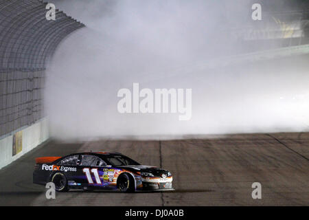 Homestead, FL, USA. 17. November 2013. Homestead, FL - 17. November 2013: Denny Hamlin (11) gewinnt die Ford EcoBoost-400 auf dem Homestead-Miami Speedway in Homestead, FL. © Csm/Alamy Live-Nachrichten Stockfoto