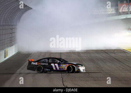 Homestead, FL, USA. 17. November 2013. Homestead, FL - 17. November 2013: Denny Hamlin (11) gewinnt die Ford EcoBoost-400 auf dem Homestead-Miami Speedway in Homestead, FL. © Csm/Alamy Live-Nachrichten Stockfoto