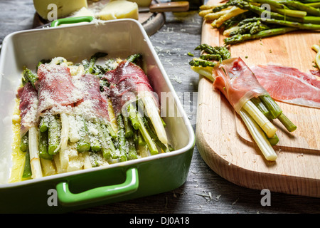Nahaufnahme von Spargel in Schinken und Käse gerollt Stockfoto