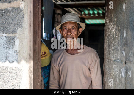 Ein älterer Mann starrt aus seinem zerstörten Haus im Gefolge der Super Taifun Haiyan 15. November 2013 in Guiuan, Philippinen. Stockfoto