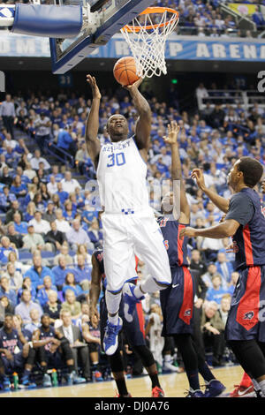 Lexington, Ky, USA. 17. November 2013. Kentuckys Julius Randle (30) erzielte in der ersten Hälfte von Robert Morris in Kentucky Herren-Basketball-Spiel in Lexington, Kentucky, Rupp Arena am 17. November 2013. Foto von Pablo Alcala | Personal © Lexington Herald-Leader/ZUMAPRESS.com/Alamy Live-Nachrichten Stockfoto