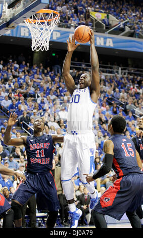 Lexington, Ky, USA. 17. November 2013. Kentuckys Julius Randle (30) erzielte in der ersten Hälfte von Robert Morris in Kentucky Herren-Basketball-Spiel in Lexington, Kentucky, Rupp Arena am 17. November 2013. Foto von Pablo Alcala | Personal © Lexington Herald-Leader/ZUMAPRESS.com/Alamy Live-Nachrichten Stockfoto