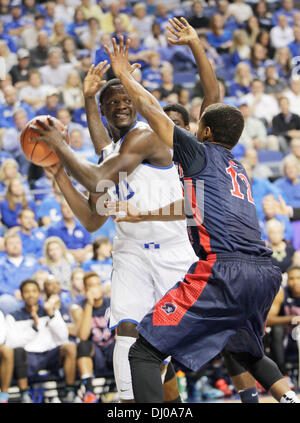 Lexington, Ky, USA. 17. November 2013. Kentuckys Julius Randle (30) wurde von Charles Oliver in der ersten Hälfte von Robert Morris in Kentucky Herren-Basketball-Spiel in Lexington, Kentucky, Rupp Arena am 17. November 2013 bewacht. Foto von Pablo Alcala | Personal © Lexington Herald-Leader/ZUMAPRESS.com/Alamy Live-Nachrichten Stockfoto