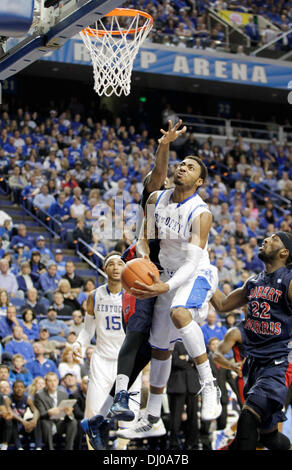 Lexington, Ky, USA. 17. November 2013. Kentuckys James Young (1) ging für einen Korb in der ersten Hälfte von Robert Morris in Kentucky Herren-Basketball-Spiel in Lexington, Kentucky, Rupp Arena am 17. November 2013. Foto von Pablo Alcala | Personal © Lexington Herald-Leader/ZUMAPRESS.com/Alamy Live-Nachrichten Stockfoto