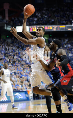 Lexington, Ky, USA. 17. November 2013. Kentuckys Aaron Harrison (2) legte den Ball in der ersten Hälfte von Robert Morris in Kentucky Herren-Basketball-Spiel an Rupp Arena in Lexington, Kentucky, am 17. November 2013. Foto von Pablo Alcala | Personal © Lexington Herald-Leader/ZUMAPRESS.com/Alamy Live-Nachrichten Stockfoto