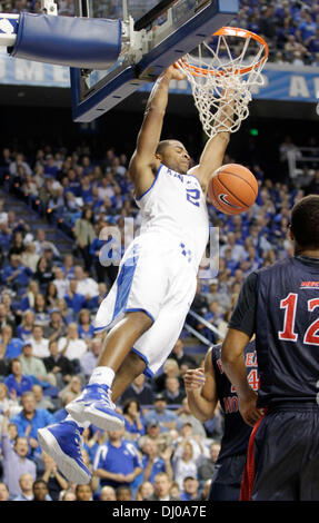 Lexington, Ky, USA. 17. November 2013. Kentuckys Aaron Harrison (2) in der ersten Hälfte von Robert Morris in Kentucky Herren-Basketball-Spiel in Rupp Arena in Lexington, Kentucky, auf 17. November 2013 getaucht. Foto von Pablo Alcala | Personal © Lexington Herald-Leader/ZUMAPRESS.com/Alamy Live-Nachrichten Stockfoto