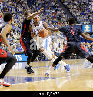 Lexington, Ky, USA. 17. November 2013. Kentuckys Willie Cauley-Stein (15) übergeben, während in der zweiten Hälfte von Robert Morris in Kentucky Herren-Basketball-Spiel in Lexington, Kentucky, Rupp Arena am 17. November 2013 bewacht. Foto von Pablo Alcala | Personal © Lexington Herald-Leader/ZUMAPRESS.com/Alamy Live-Nachrichten Stockfoto