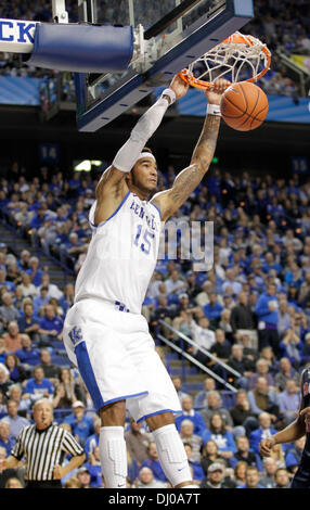 Lexington, Ky, USA. 17. November 2013. Kentuckys Willie Cauley-Stein (15) in der zweiten Hälfte von Robert Morris in Kentucky Herren-Basketball-Spiel in Rupp Arena in Lexington, Kentucky, auf 17. November 2013 getaucht. Foto von Pablo Alcala | Personal © Lexington Herald-Leader/ZUMAPRESS.com/Alamy Live-Nachrichten Stockfoto