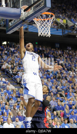 Lexington, Ky, USA. 17. November 2013. Kentuckys Aaron Harrison (2) erzielte in der zweiten Hälfte von Robert Morris in Kentucky Herren-Basketball-Spiel in Lexington, Kentucky, Rupp Arena am 17. November 2013. Foto von Pablo Alcala | Personal © Lexington Herald-Leader/ZUMAPRESS.com/Alamy Live-Nachrichten Stockfoto