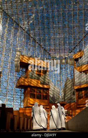 Das Innere des Christ-Kathedrale ist formal Crystal Cathedral in Garden Grove das Hazel Wright Memorial Orgel im Hintergrund Stockfoto