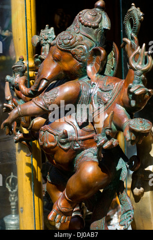 Statue, Murthi, des Tanzens Lord Ganesh, der hinduistische Elefantengott und Remover aller Hindernisse in Bronze acht Sportwaffen Stockfoto