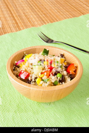 Quinoa Salat mit buntem Gemüse in einer Holzschale Stockfoto