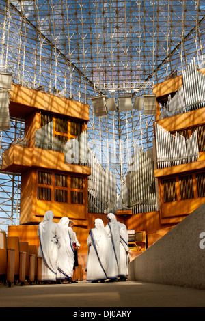 Das Innere des Christ-Kathedrale ist formal Crystal Cathedral in Garden Grove das Hazel Wright Memorial Orgel im Hintergrund Stockfoto