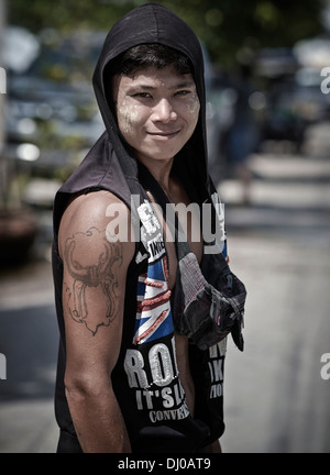 Porträt eines thailändischen männlichen tattoo tragen einen Hoodie und sporting einen Arm. S. E. Asien Thailand Stockfoto