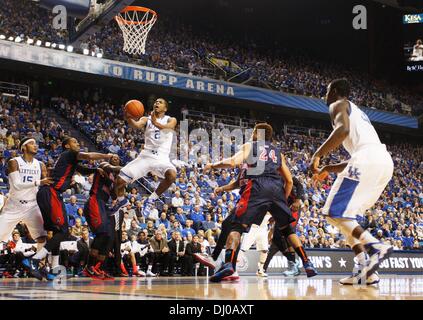 Lexington, Ky, USA. 17. November 2013. Kentuckys Aaron Harrison (2) erzielte in der ersten Hälfte von Robert Morris in Kentucky Herren-Basketball-Spiel in Lexington, Kentucky, Rupp Arena am 17. November 2013. Foto von Pablo Alcala | Personal © Lexington Herald-Leader/ZUMAPRESS.com/Alamy Live-Nachrichten Stockfoto