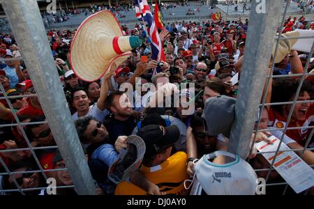 Austin, Texas, USA. 17. November 2013. 17.11.2013 Austin, TX. USA. Fans nach dem Formel 1 United States Grand Prix Circuit of the Americas in Austin, Texas. © Ralph Lauer/ZUMAPRESS.com/Alamy Live-Nachrichten Stockfoto