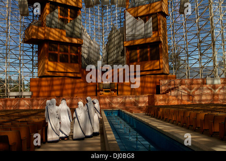 Das Innere des Christ-Kathedrale ist formal Crystal Cathedral in Garden Grove das Hazel Wright Memorial Orgel im Hintergrund Stockfoto