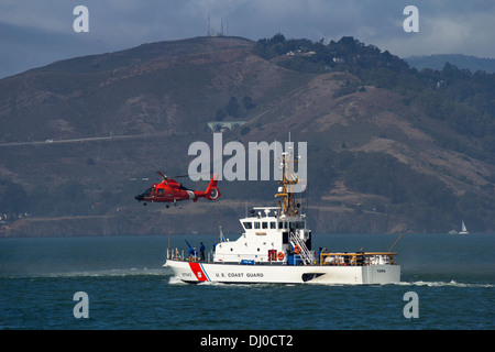 Patrouillenboot der U.S. Coast Guard und Hubschrauber patrouillieren in der Bucht von San Francisco, San Francisco, Kalifornien, USA. Stockfoto