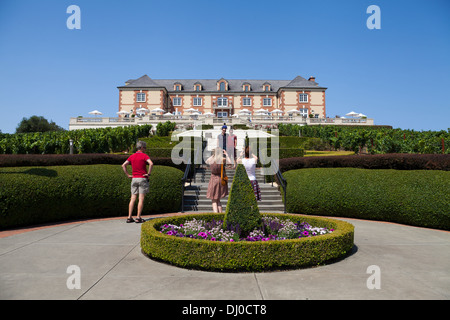 Touristen fotografieren vor der Domaine Carneros Winery, Napa, Kalifornien, USA. Stockfoto