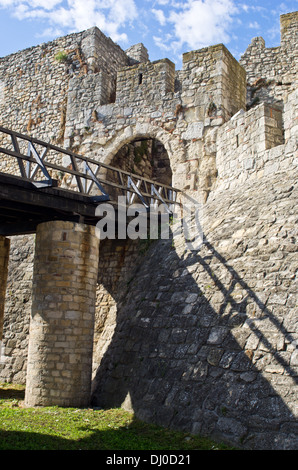 Burgtor mit einer Holzbrücke bei Festung Kalemegdan, Belgrad Stockfoto