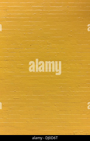 Gelb lackierte Ziegel Wand Textur. Stockfoto