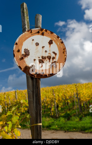 Rostige alte Nr. Fahrzeuge Verkehr Zeichen gegen den blauen Himmel Stockfoto