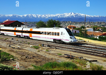 RENFE S-598 Mittelstrecke Zug verlassen Sie den Bahnhof, Guadix, Provinz Granada, Andalusien, Spanien, Westeuropa. Stockfoto