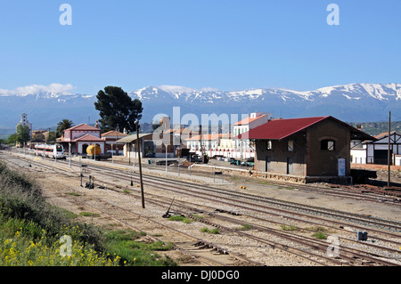 RENFE S-598 Mittelstrecke Zug verlassen Sie den Bahnhof, Guadix, Provinz Granada, Andalusien, Spanien. Stockfoto