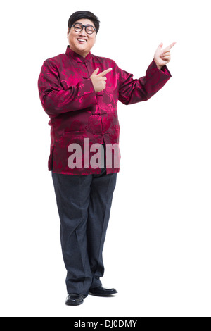 Glücklich Jüngling in Tang Anzug zeigen Stockfoto