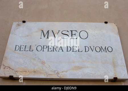 Marmortafel für Museo dell'Opera Del Duomo in Pisa, Toskana, Italien. Stockfoto