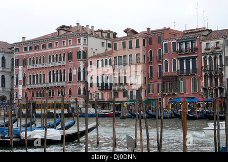 Blick gegenüber Riva del Vin in Venedig, Italien. Palazzo Bembo befindet sich auf der linken Seite. Stockfoto