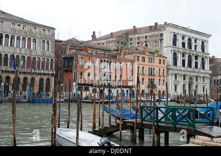 Blick gegenüber Riva del Vin in Venedig, Italien. Stockfoto