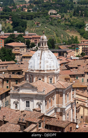 Kirche von Santa Maria di Provenzano in Siena, Italien, genommen von der Spitze des Torre del Mangia. Stockfoto