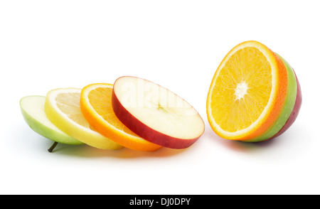 verschiedene Arten von Obst in Scheiben vor weißem Hintergrund Stockfoto